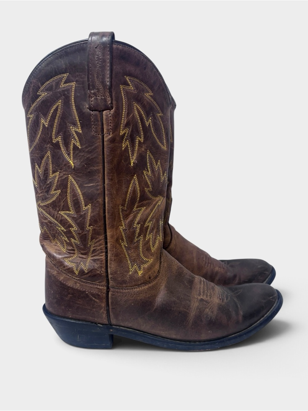 Women’s Classic Brown Leather Cowboy Boots with Embroidered Detail sz 8